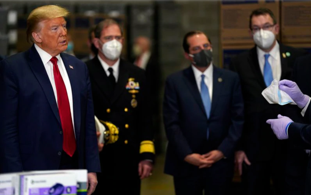  特朗普14日视察没戴口罩。图源：美联社