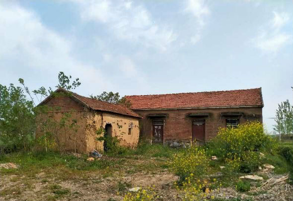 对现在的居住条件赞不绝口:"以前在老家住的房子阴天下雨出来很不方便
