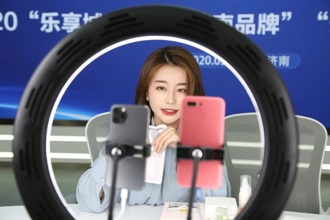 伟德bv1946官网-四位全国人大代表谈规范农产品直播带货：要流量更要质量