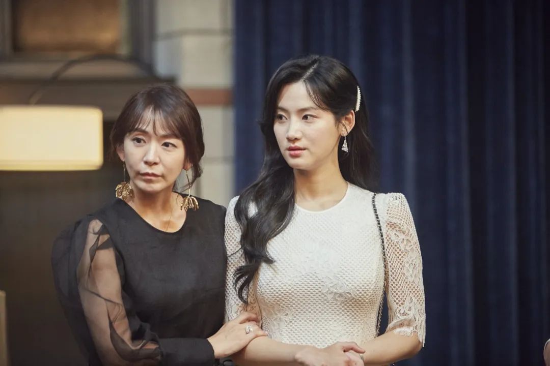 这热搜终于被韩国人拍出来了,真够大胆|去他*的世界|梨泰院class_新浪