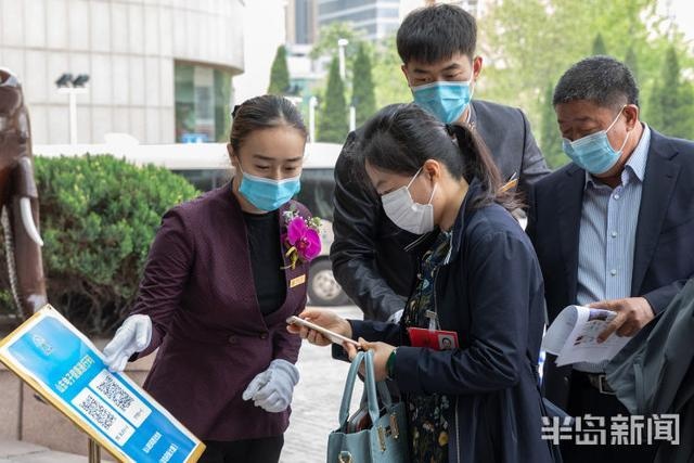 参加青岛市十六届人大四次会议的代表抵达府新大厦报到