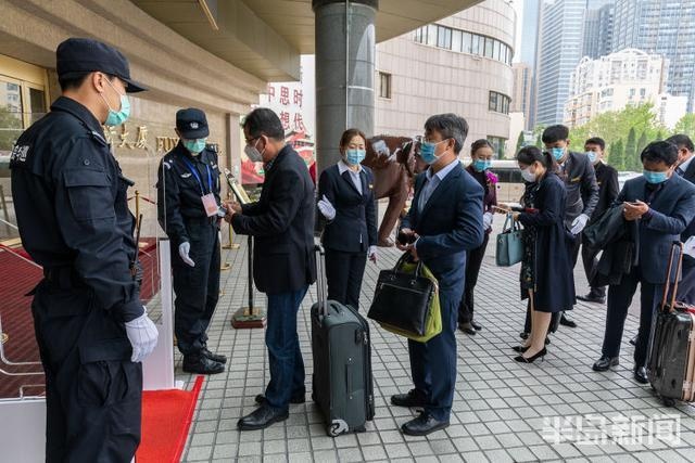 参加青岛市十六届人大四次会议的代表抵达府新大厦报到