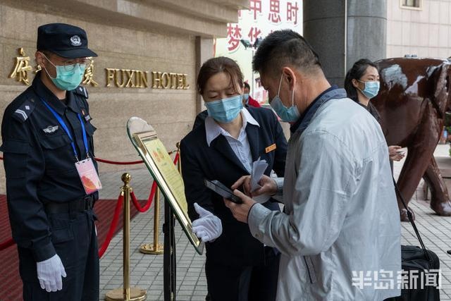参加青岛市十六届人大四次会议的代表抵达府新大厦报到