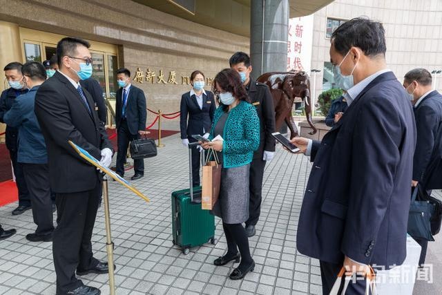 参加青岛市十六届人大四次会议的代表抵达府新大厦报到
