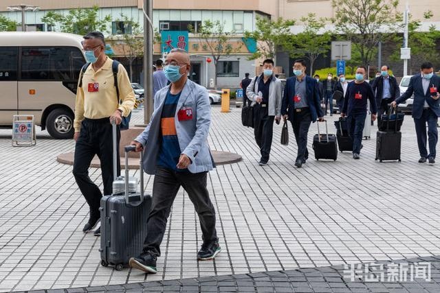 参加青岛市十六届人大四次会议的代表抵达府新大厦报到