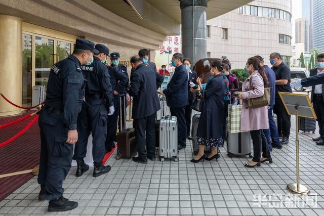 参加青岛市十六届人大四次会议的代表抵达府新大厦报到