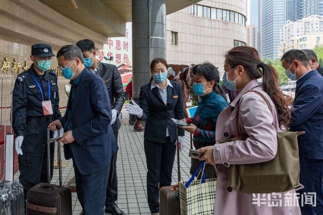 参加青岛市十六届人大四次会议的代表抵达府新大厦报到