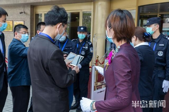 参加青岛市十六届人大四次会议的代表抵达府新大厦报到