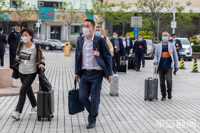 参加青岛市十六届人大四次会议的代表抵达府新大厦报到