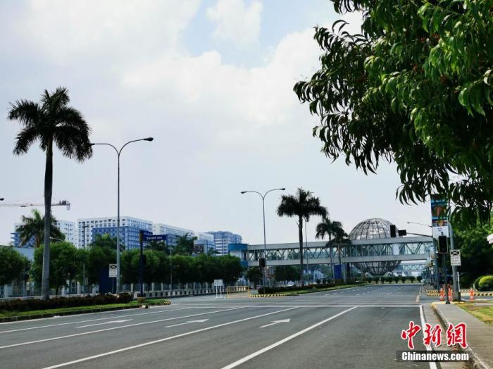 资料图：菲律宾首都马尼拉“封城”，商场MOA（MALL OF ASIA）外车少人稀。 中新社记者 关向东 摄