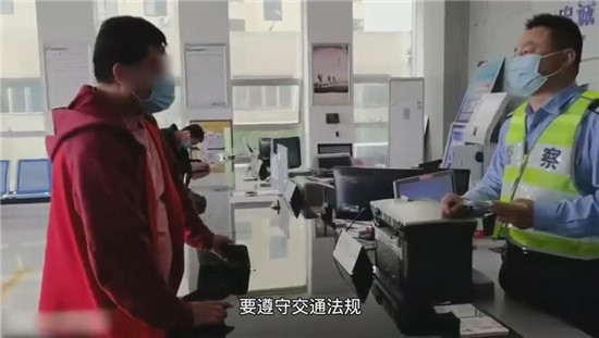青岛网友曝光车辆逆行 诸城交警迅速锁定目标进行教育处罚