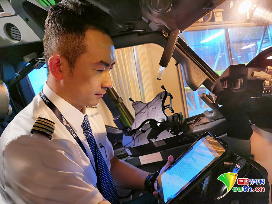 毕健强在驾驶舱做飞行前准备.受访人供图