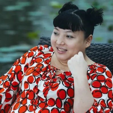 还记得"湖南笑星"何晶晶吗?她已经退圈8年了