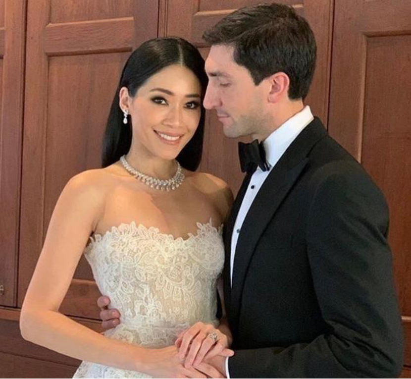 71岁婚纱女王卖弄性感,这个"前浪"太浪了