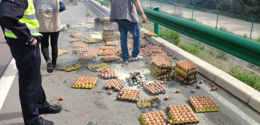 【惊险】高速公路乱丢烟头"引火烧车",一车鸡蛋烧毁五分之一