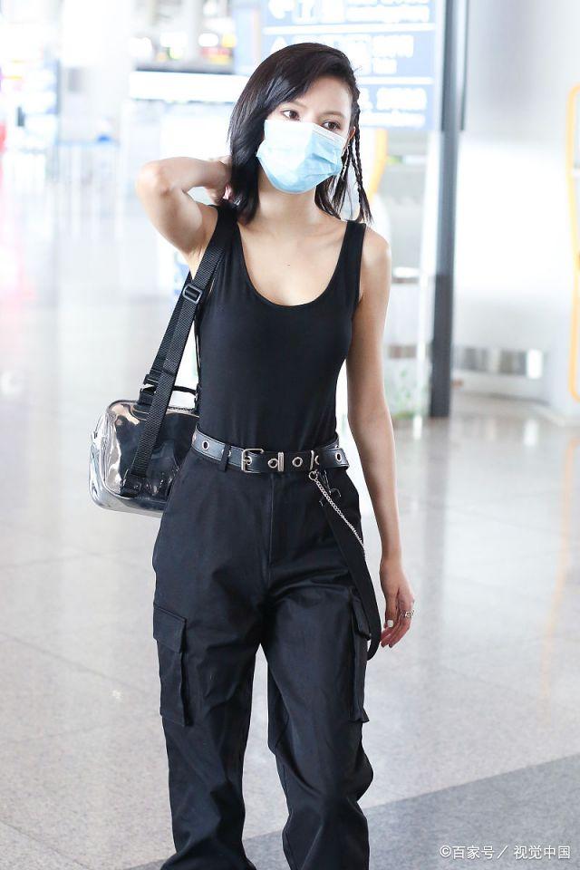 女星张予曦梳脏辫亮相机场,穿小背心搭工装裤,辣妹范儿十足