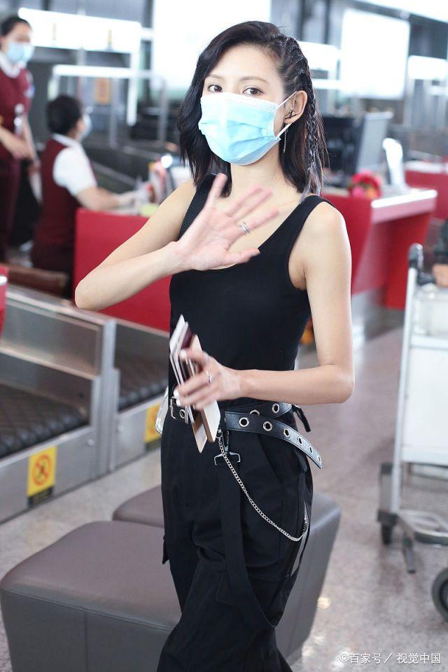 女星张予曦梳脏辫亮相机场,穿小背心搭工装裤,辣妹范儿十足