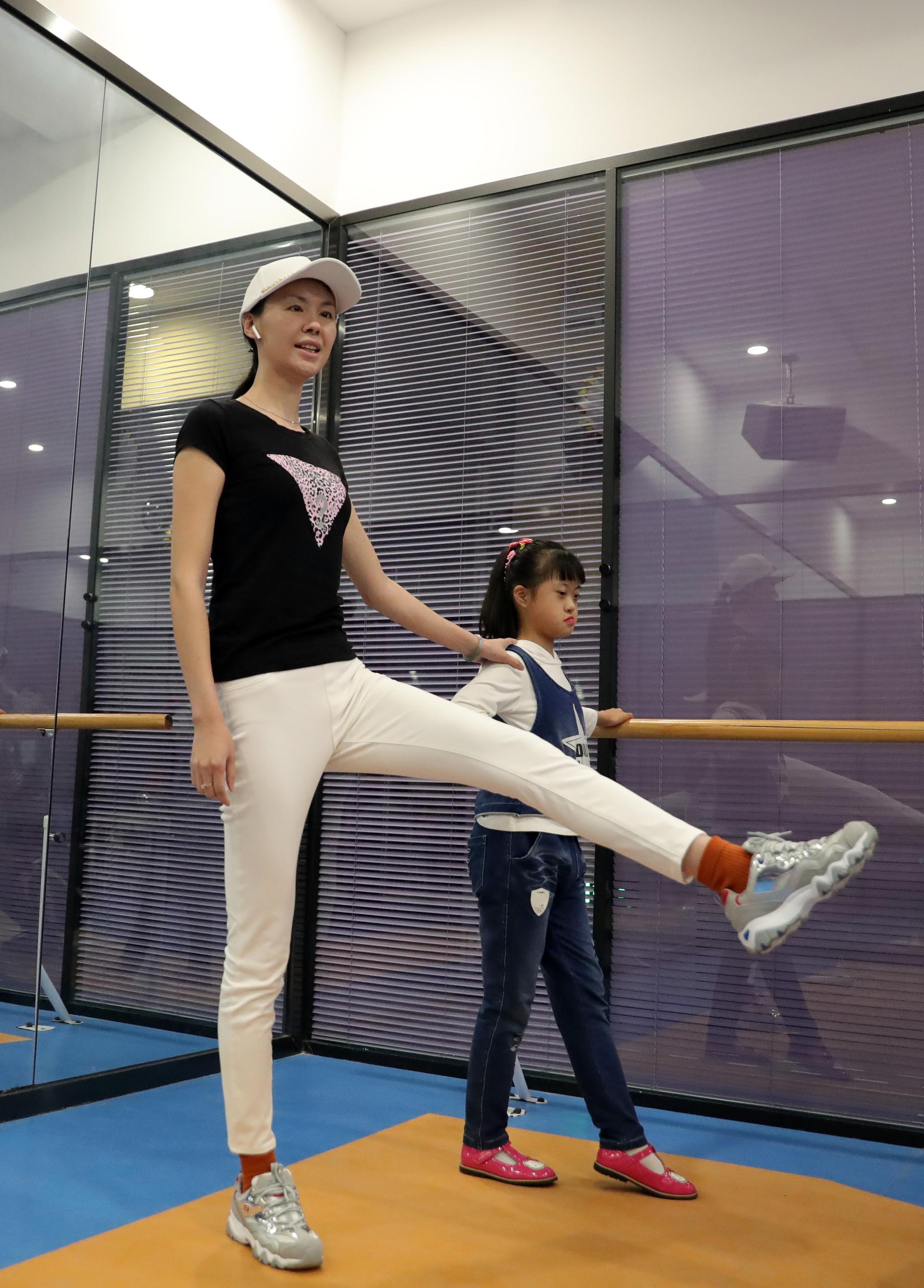 5月13日,在沈阳拾艺影视艺术明星学校,王蕾蕾(左)