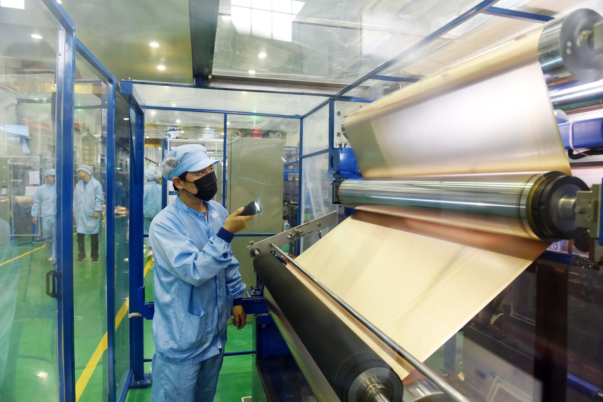 安徽铜冠铜箔有限公司生箔车间员工正在检查铜箔表面外观.受访者供图