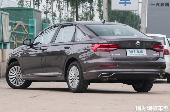 大众新款朗逸工厂实拍，配置大幅提升，液晶仪表+大屏全都有