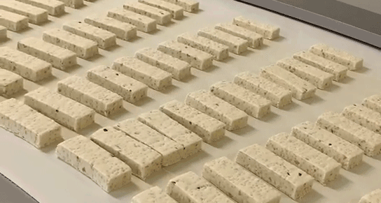 ▲从原料入厂到生产制造的各个环节，全程确保食品的安全。