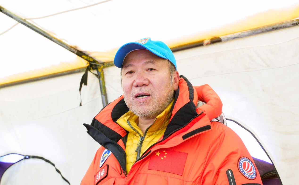  2020珠峰测量登山前线指挥部总指挥王勇峰公布了冲顶计划和人员安排。中国登山协会供图 卢明文摄