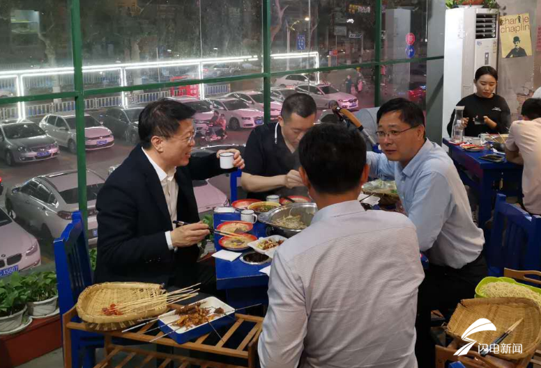 这就是山东｜繁荣夜经济领导干部带头请客下馆子，这次是淄博市委书记