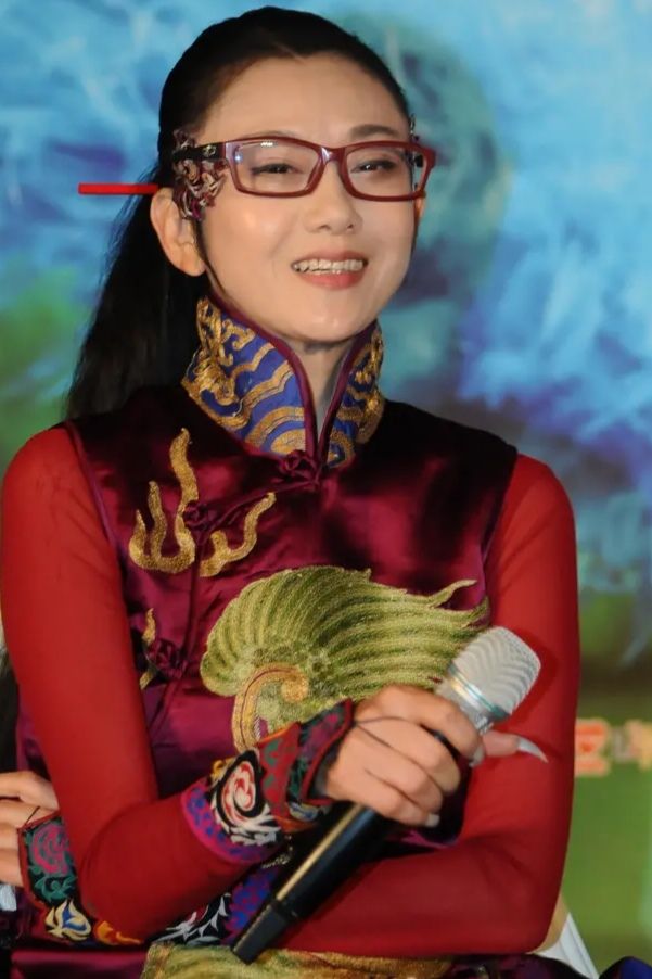 杨丽萍十年前素颜照皱纹凸显脸也黑果然没什么不老女神