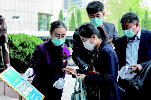 参加青岛市十六届人大四次会议的市人大代表完成报到