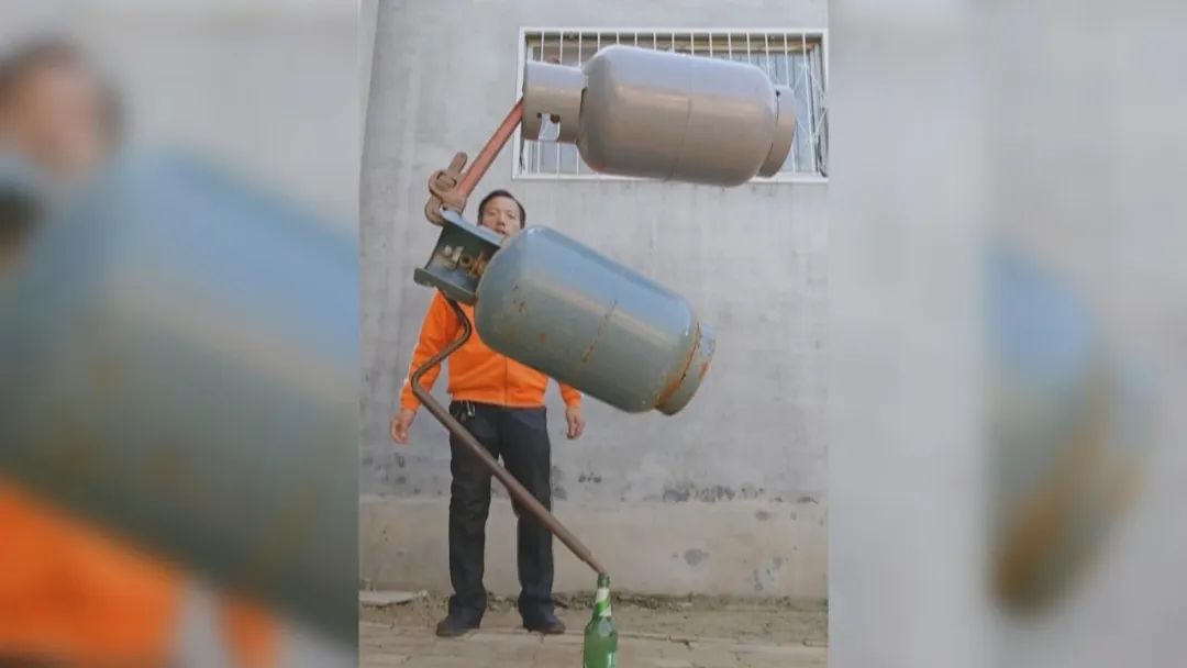在王业坤手里,什么锤子扳手煤气罐,沙发酒瓶缝纫机,都和自带粘性似的