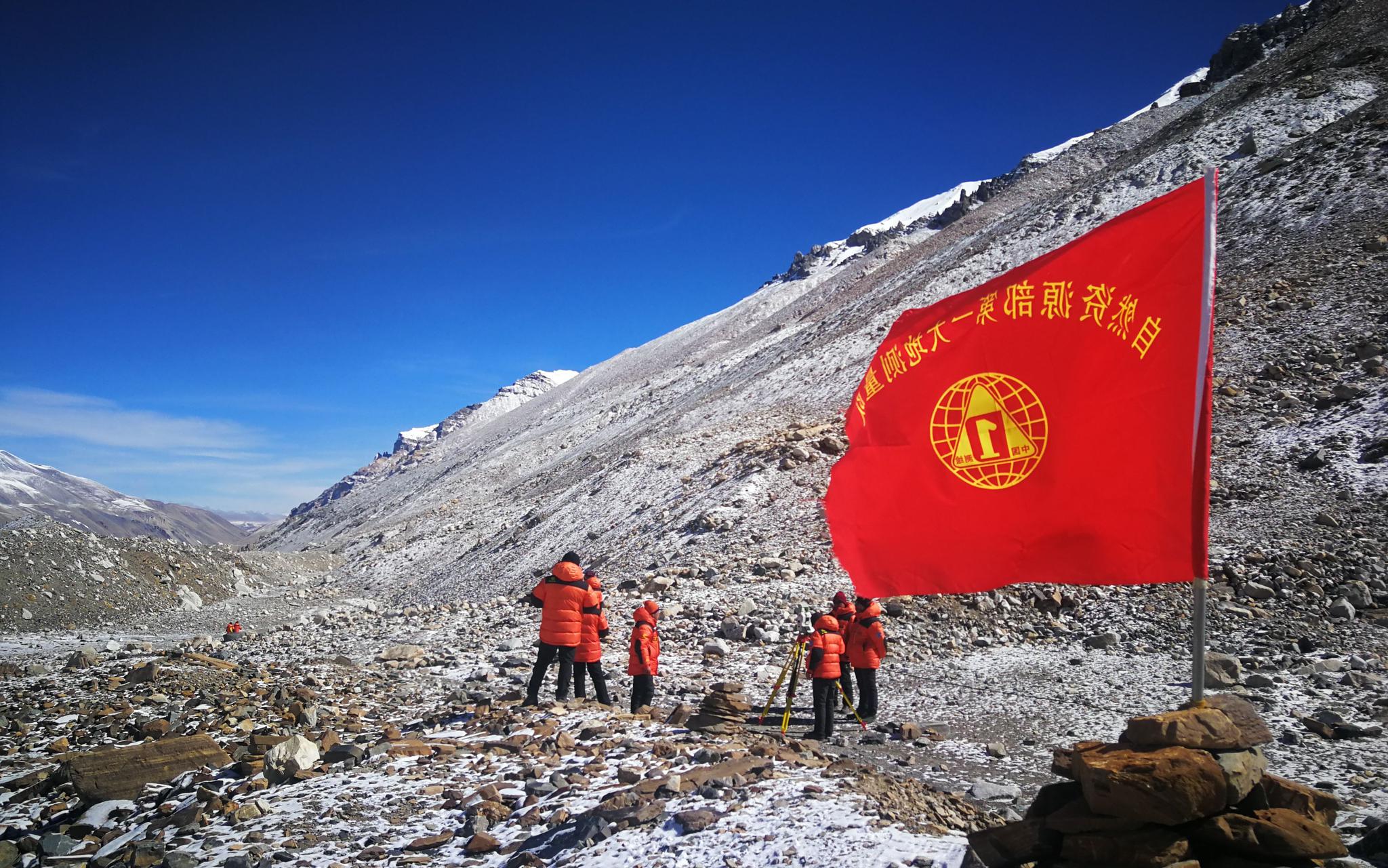 国测一大队的测绘队员在珠峰脚下进行水准测量。受访者供图