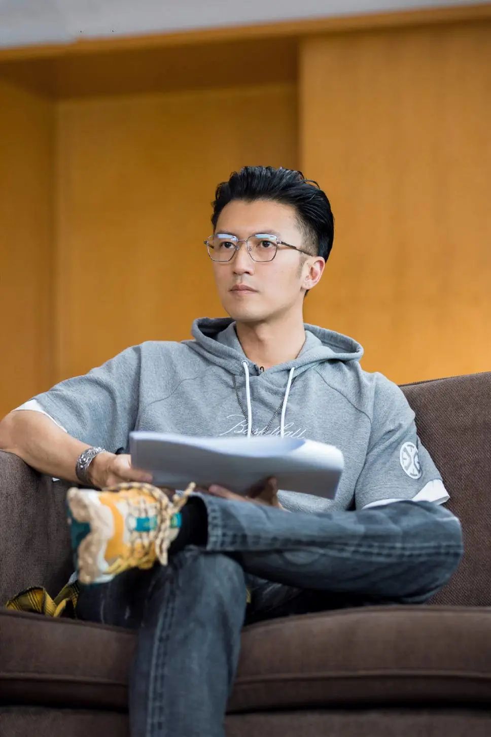 谢霆锋才是"冻龄男神",卫衣配牛仔裤少年感十足,看着不像40岁