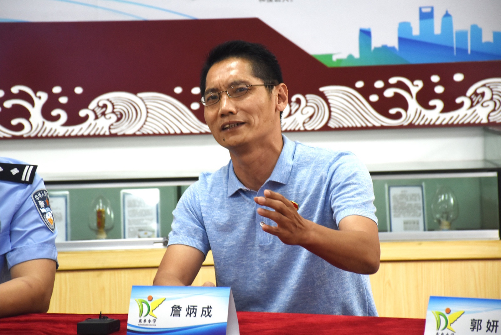 番禺区洛浦东乡小学党支部书记,校长詹炳成△番禺区洛浦东乡小学黄