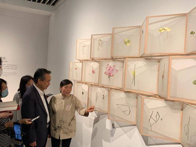 苏绣传承人梁雪芳三年绣成这场展,你也可以来为和平加"针"!