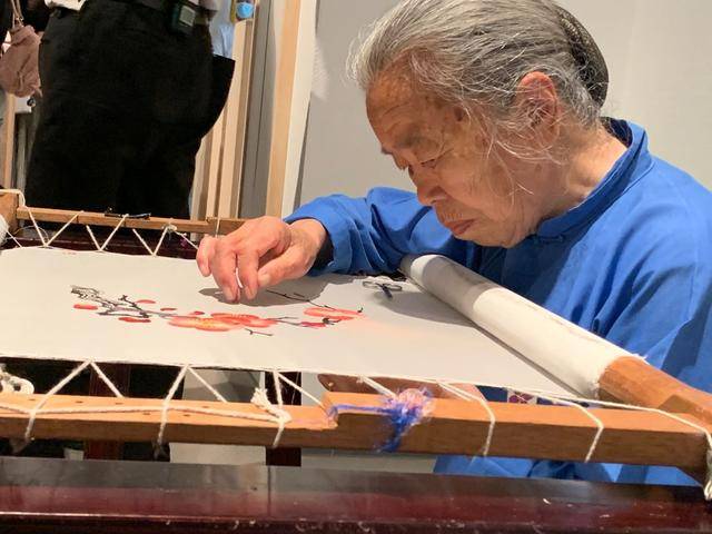 万人绣和平苏绣传承人梁雪芳三年绣成这场展你也可以来为和平加针