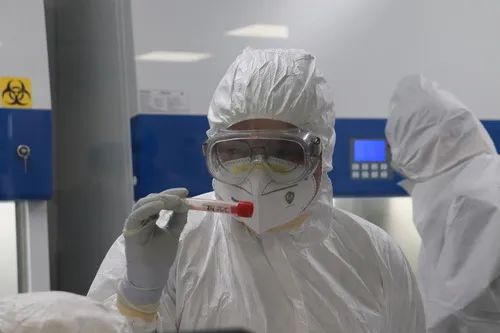 2月1日，广东广州，检测人员正阅读一份核酸检测样本瓶上的标签。（受访单位提供）