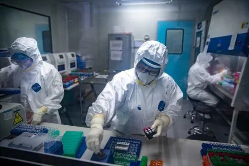 2月13日，广东广州，工作人员正操作进行核酸检测。（受访单位提供）