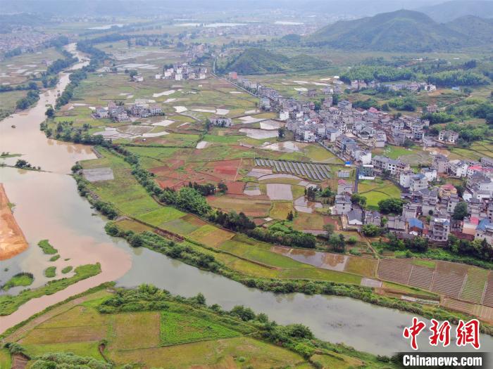 5月17日,航拍下的江西省上饶市广信区华坛山镇饶北河两条支流汇合处"