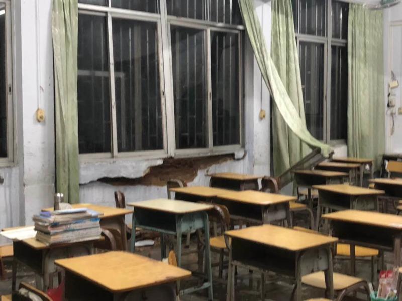 丰顺某学校教室墙壁出现了窟窿