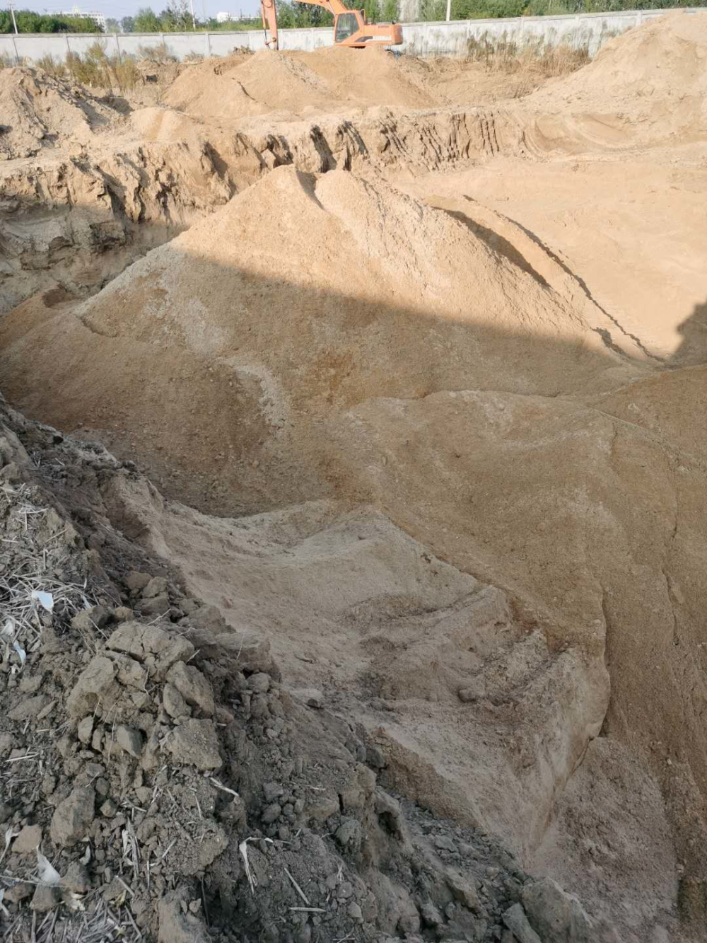 青岛莱西:厂房未完工只因施工方只顾偷挖沙子卖 当事人举报遭当地扯皮