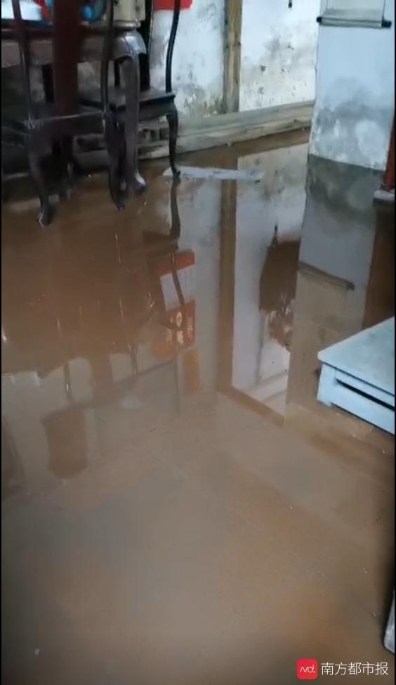 广州后乐新街暴雨后市民家具水中泡，海珠区：将多措施加强排水休闲区蓝鸢梦想 - Www.slyday.coM