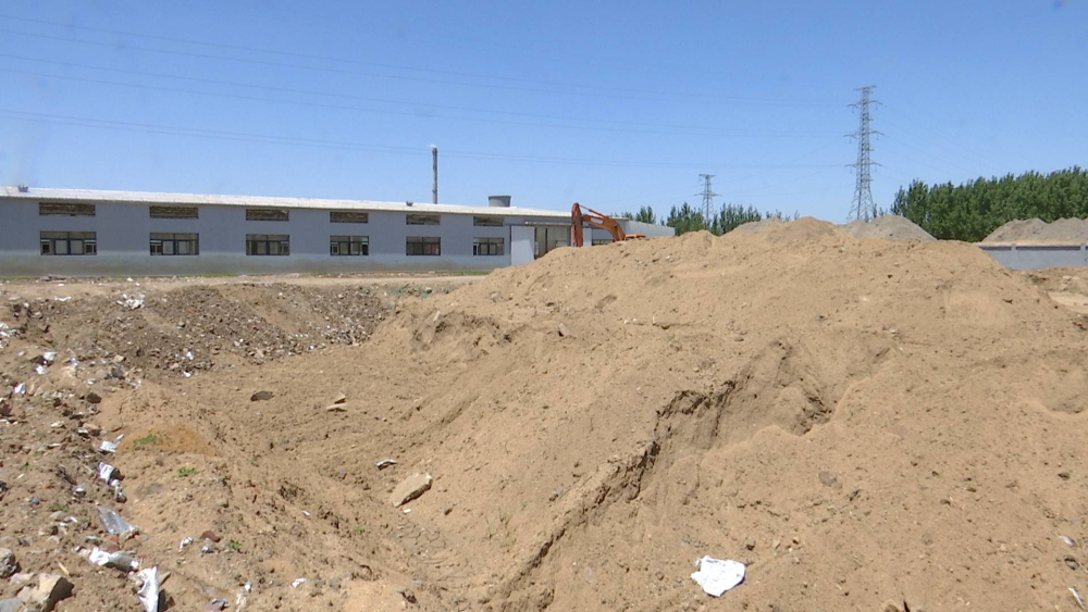 青岛莱西:厂房未完工只因施工方只顾偷挖沙子卖 当事人举报遭当地扯皮