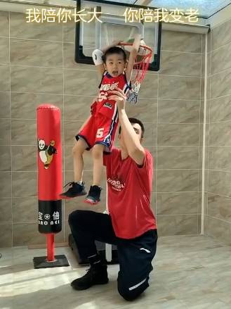 韩德君抱着儿子 助其多次完成扣篮