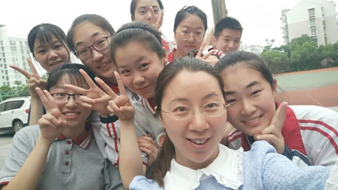 初中毕业女孩读什么专业 高铁美容电商专业哪家强