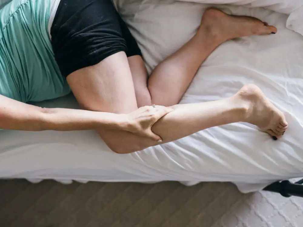 从而引起小腿肌肉痉挛.