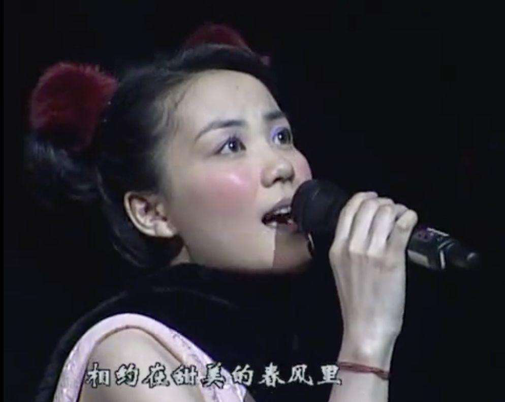 1998年春晚,王菲和那英同台演唱了一首《相约1998》,也让更多的内地
