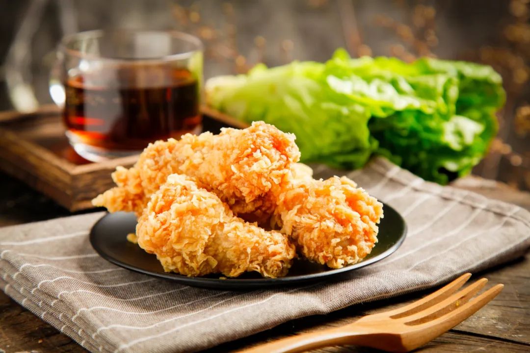 大批劣质鸡腿流向炸鸡店,加工现场污水横流