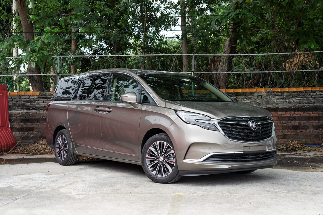 举重若轻,实拍新款上汽通用别克gl8 es陆尊