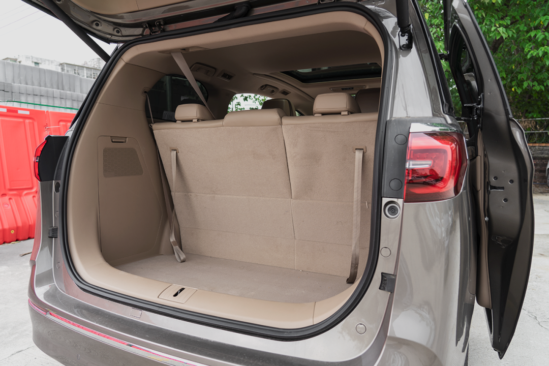 动力上,别克gl8 es全系搭载2.0t可变缸发动机,匹配9速手自一体变速箱.