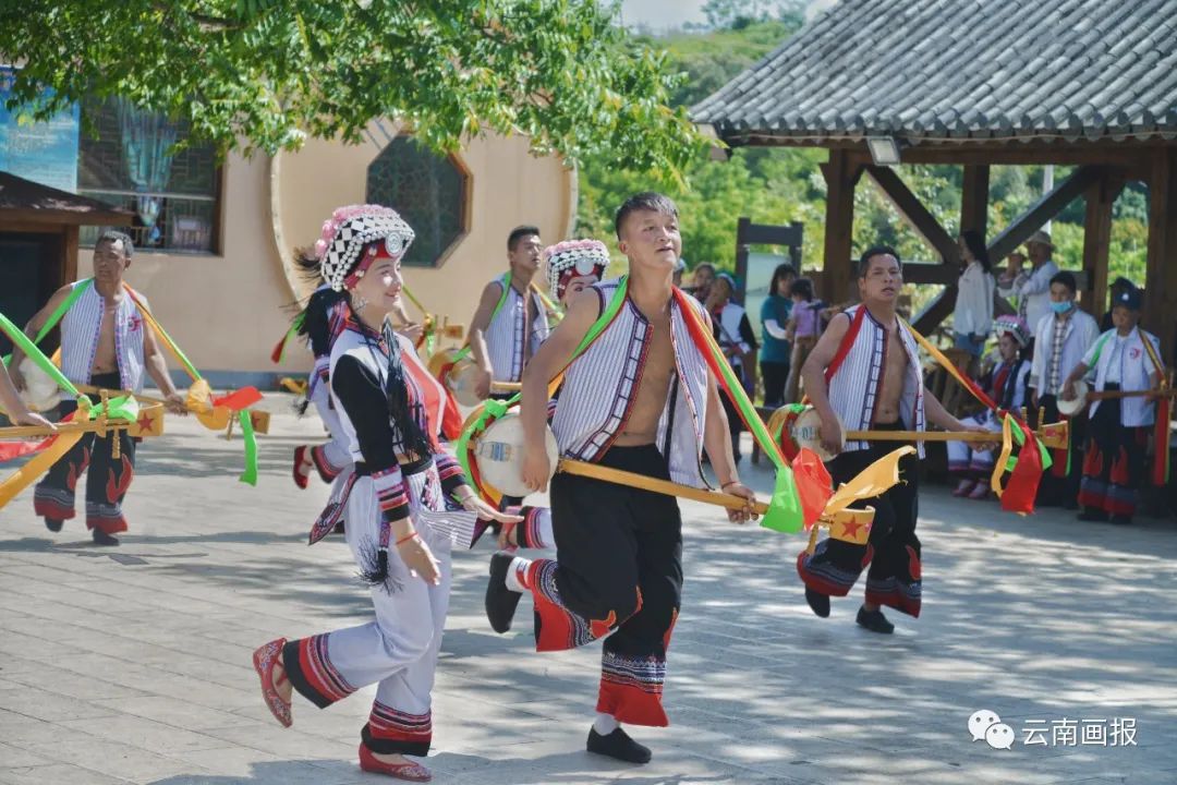 四十多分钟的高铁路程,这个小镇不仅风景优美,还有原汁原味的彝族风情
